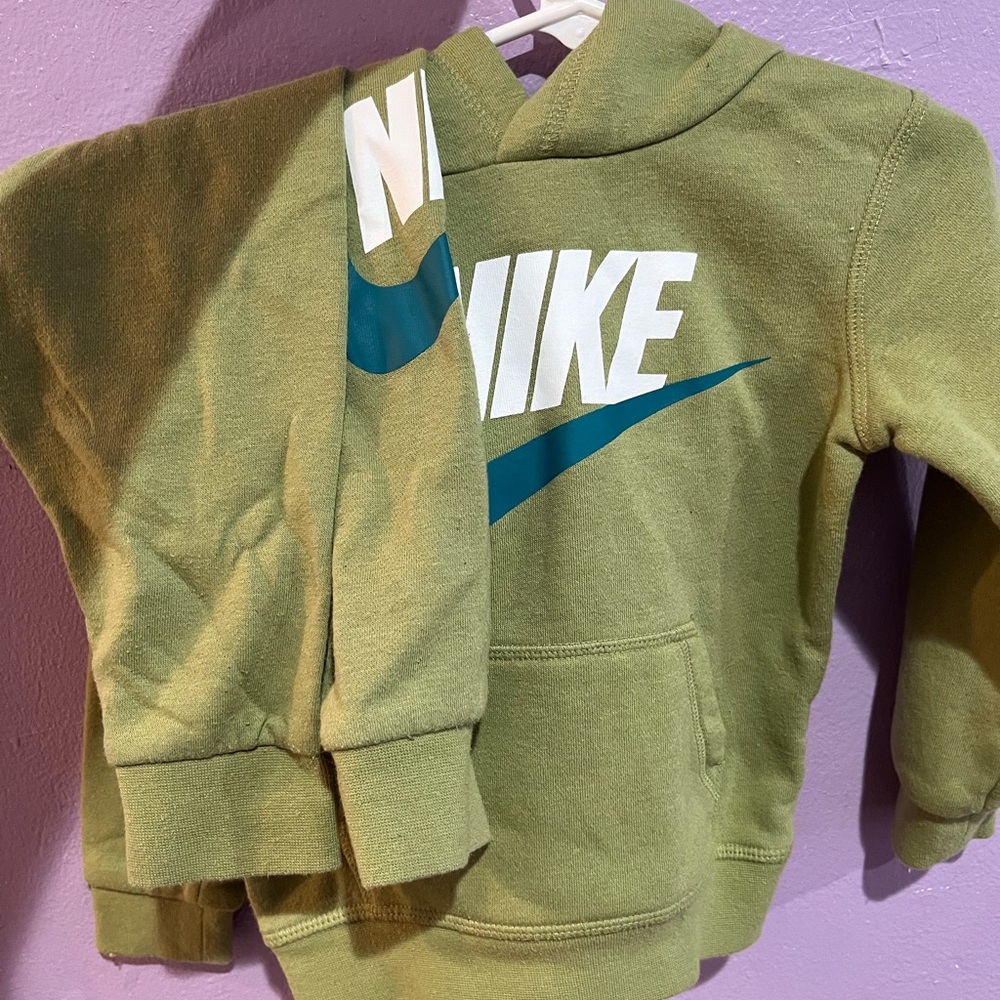 Nike kids sweatsuit , Size 2T top and bottom . Good condition, Fast shipping